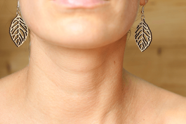 Boucles d'Oreilles en Bois Massif - Frêne ou Noyer - Modèle Feuille