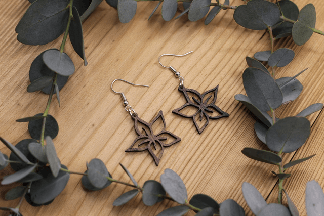 Boucles d'Oreilles en Bois Massif - Frêne ou Noyer - Modèle Fleur