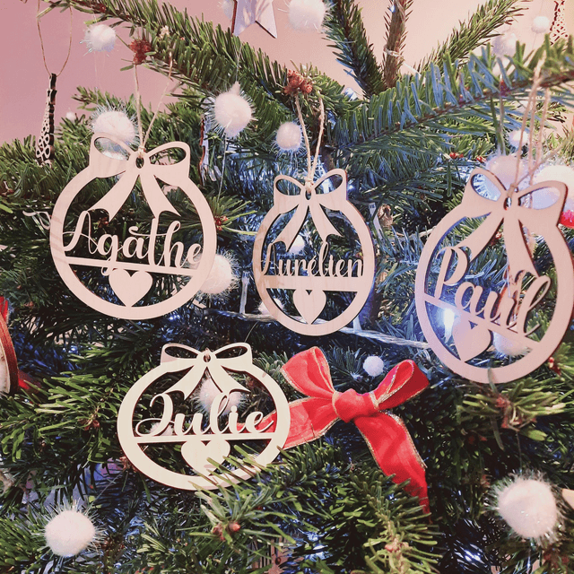Boule de Noël personnalisée en bois massif - Prénom en découpe