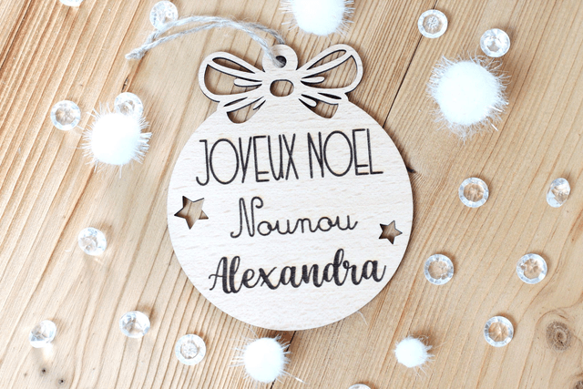 Boule de Noël personnalisée (Avec prénom) en bois massif - Modèle Noeud Simple