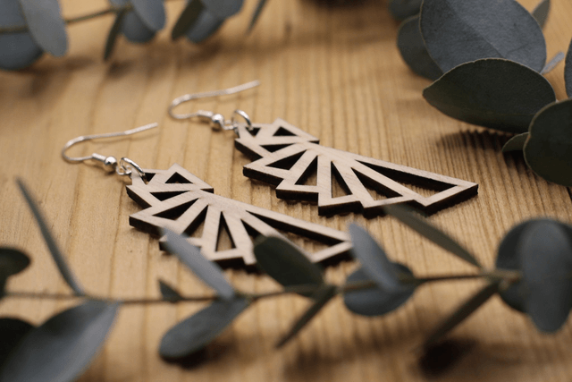Boucles d'Oreilles en Bois Massif - Frêne ou Noyer - Modèle Triangles Cascade