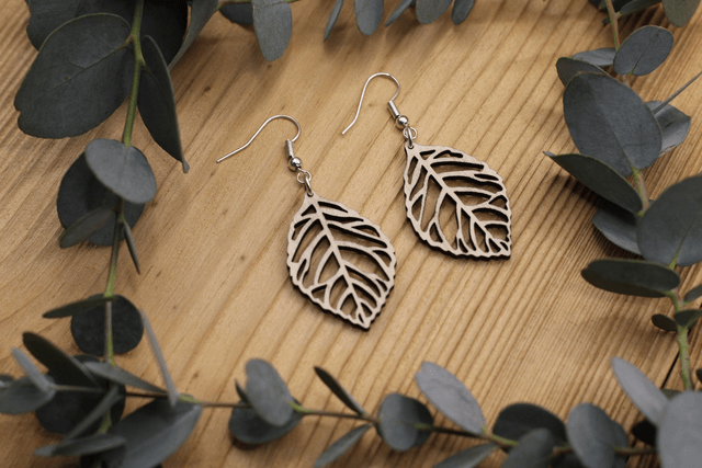 Boucles d'Oreilles en Bois Massif - Frêne ou Noyer - Modèle Feuille