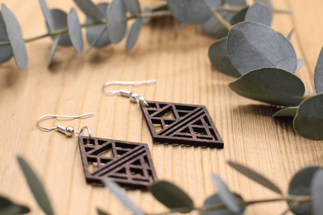 Boucles d'Oreilles en Bois Massif - Frêne ou Noyer - Modèle Losange