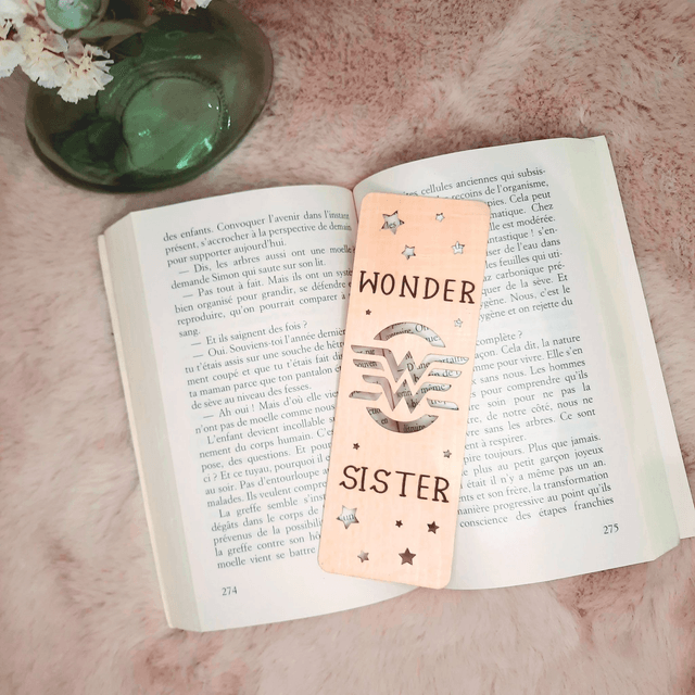 Marque-page en Bois Massif - Hêtre - Modèle "Wonder Sister"