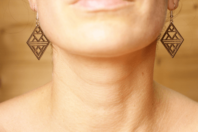 Boucles d'Oreilles en Bois Massif - Frêne ou Noyer - Modèle Losange