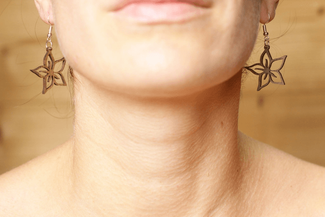 Boucles d'Oreilles en Bois Massif - Frêne ou Noyer - Modèle Fleur
