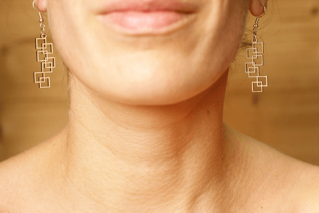 Boucles d'Oreilles en Bois Massif - Frêne ou Noyer - Modèle Petits Carrés