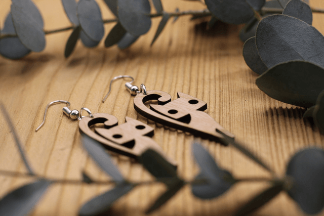 Boucles d'Oreilles en Bois Massif - Frêne ou Noyer - Modèle Chat