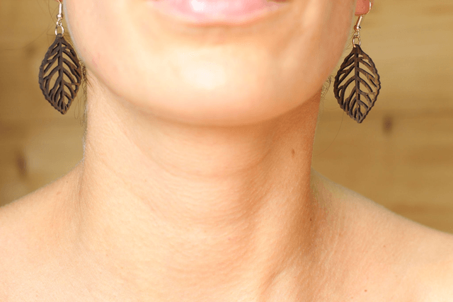 Boucles d'Oreilles en Bois Massif - Frêne ou Noyer - Modèle Feuille