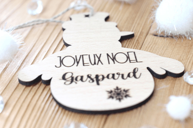 Boule de Noël personnalisée en bois massif - Modèle Bonhomme de Neige Prénom