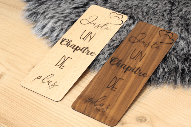 Marque-page en Bois Massif - Hêtre ou Noyer - Modèle "Juste 1 de Plus"