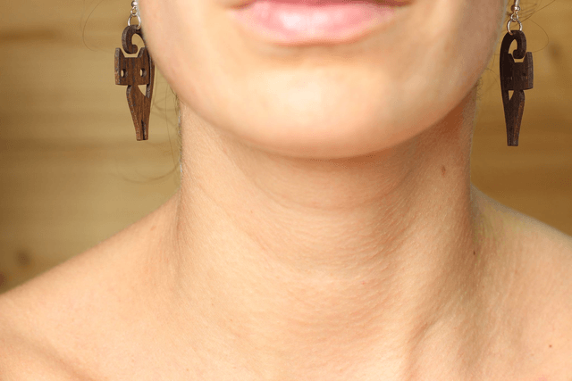 Boucles d'Oreilles en Bois Massif - Frêne ou Noyer - Modèle Chat