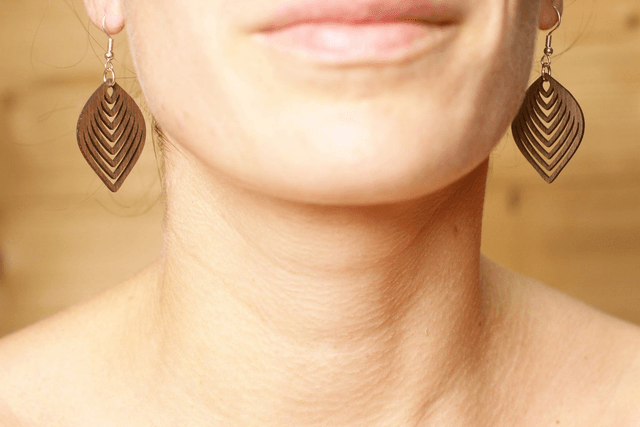 Boucles d'Oreilles en Bois Massif - Frêne ou Noyer - Modèle Ethnique