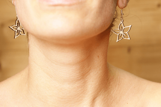 Boucles d'Oreilles en Bois Massif - Frêne ou Noyer - Modèle Fleur