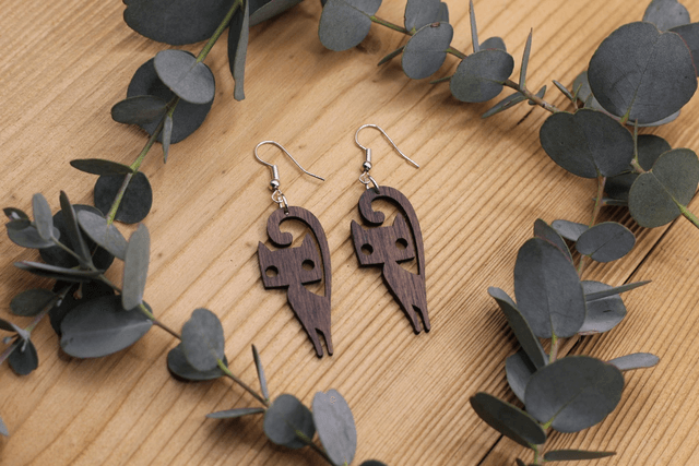 Boucles d'Oreilles en Bois Massif - Frêne ou Noyer - Modèle Chat