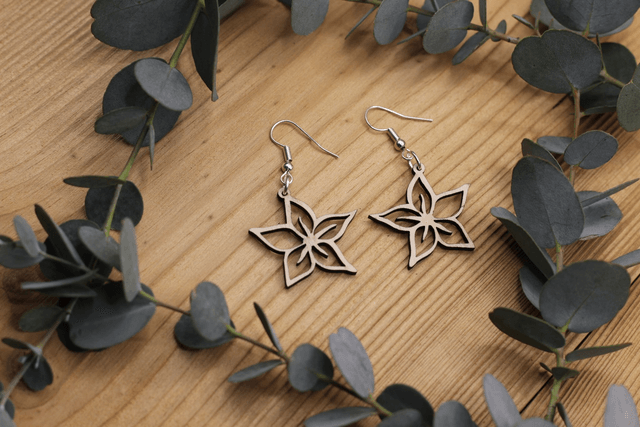 Boucles d'Oreilles en Bois Massif - Frêne ou Noyer - Modèle Fleur