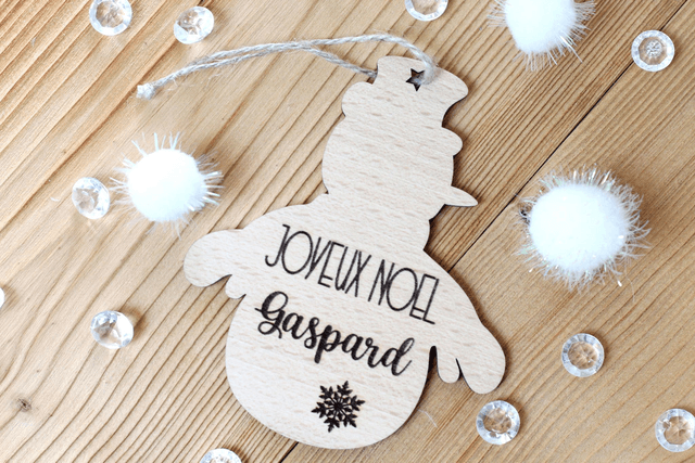 Boule de Noël personnalisée en bois massif - Modèle Bonhomme de Neige Prénom